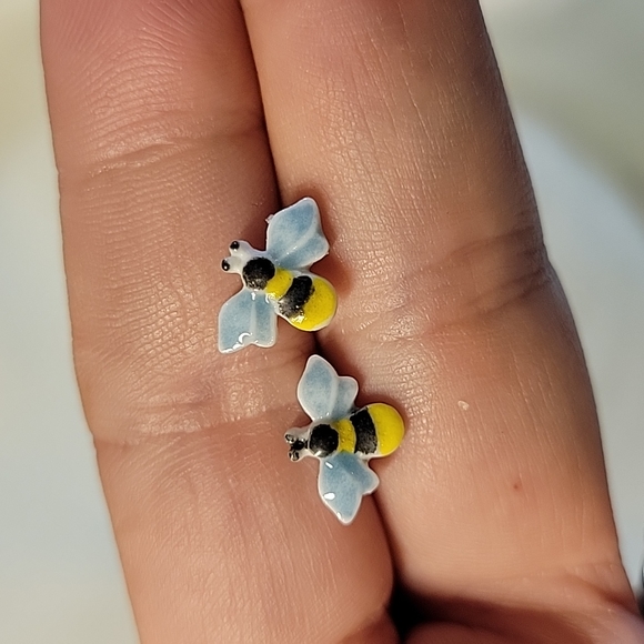 🔥LAST PAIR🔥 Ceramic Bee Stud Earrings - Picture 4 of 5